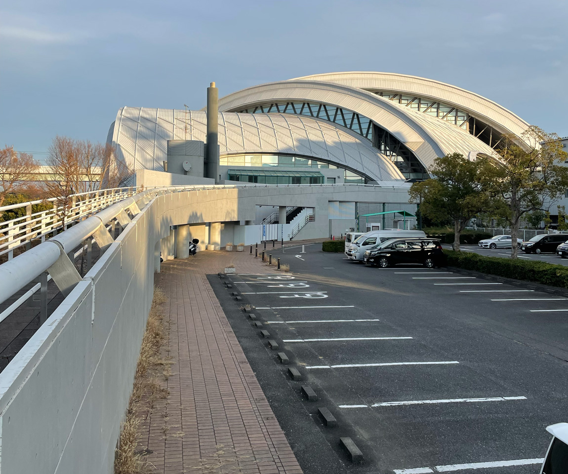 東京辰巳アイスアリーナの駐車場